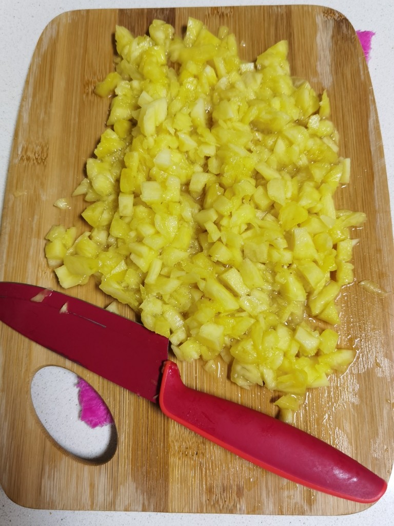 菠萝酱,取其中一半,切小剁碎