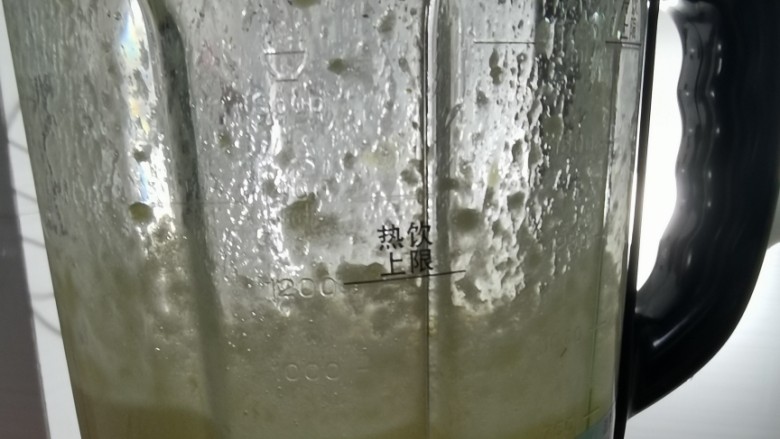 菠萝酱,加入少许的清水,把它打成汁