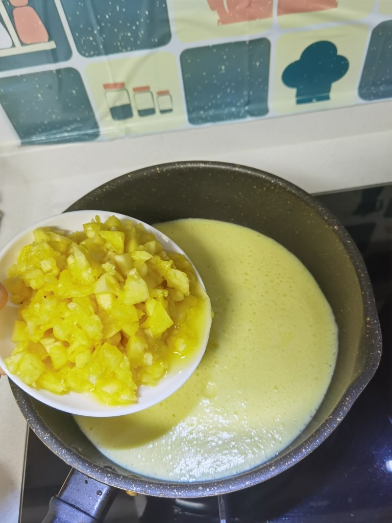 菠萝酱,打好的汁倒入锅中,再倒入切块的菠萝