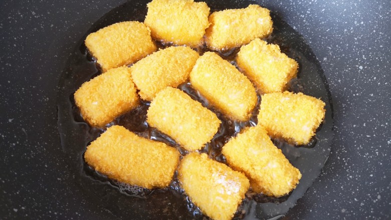 酥炸香蕉,锅里倒入食用油烧至六成热,放入做好的香蕉。