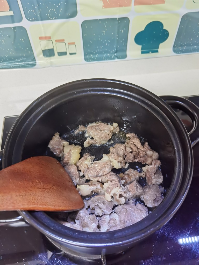 西红柿土豆炖牛肉,下牛肉翻炒