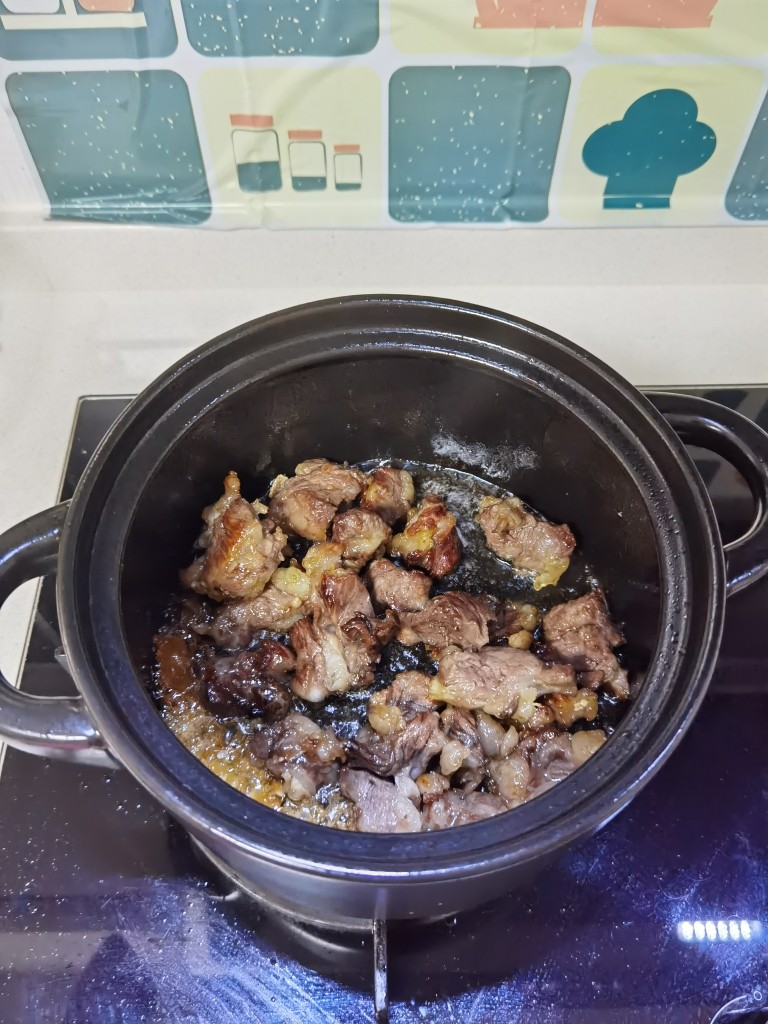 西红柿土豆炖牛肉,翻炒至上色