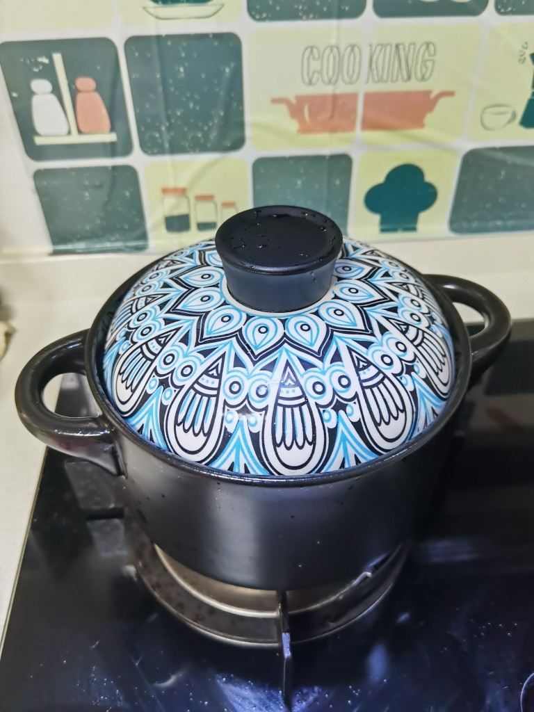 西红柿土豆炖牛肉,加入开水,没过牛肉即可,盖上锅盖小火焖煮一小时以上。