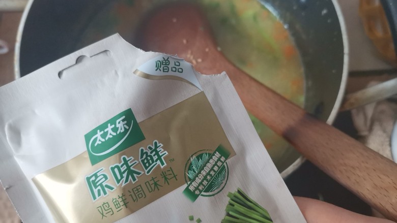 胡萝卜肉末粥,加入适量的原味鲜鸡精调味料搅拌均匀即可出锅