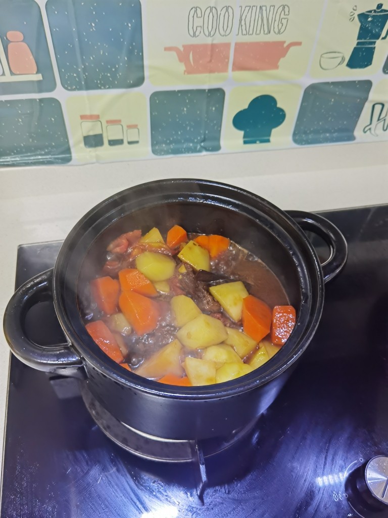 西红柿土豆炖牛肉,倒入炖好的牛肉中,继续焖煮20分钟左右即可。