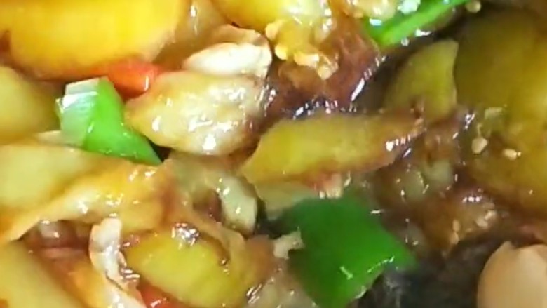 家常地三鲜,加入适量水,耗油,<a style='color:red;display:inline-block;' href='/shicai/ 788'>生抽</a>,醋,白糖,盐炒均匀。