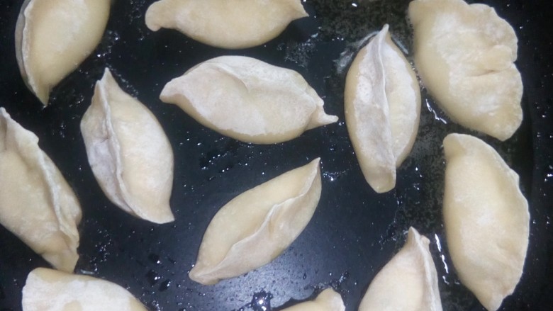 韭菜肉锅贴,平底锅刷油,放入饺子,中小火煎。