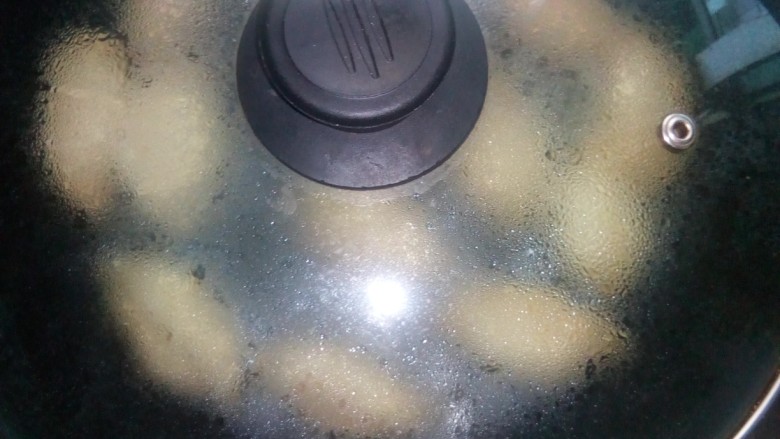 韭菜肉锅贴,加盖,大火煮。