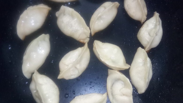 韭菜肉锅贴,水收干后,小火焖一分钟后关火。