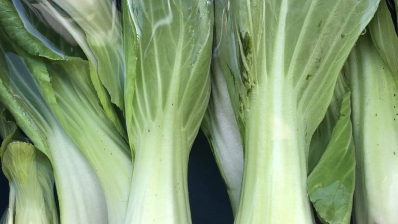 青菜鱼丸汤,多漂洗几次,冲洗干净。