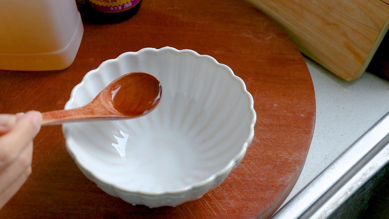 叉烧里脊肉,先调料汁,3勺<a style='color:red;display:inline-block;' href='/shicai/ 718'>料酒</a>