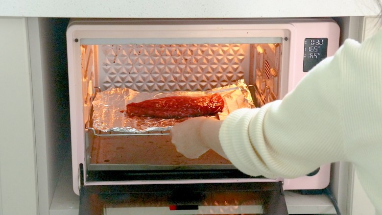 叉烧里脊肉,烤箱上下火165℃烤15分钟(没有烤箱用煎锅也可以,不过要把里脊肉切薄)