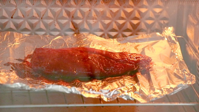 叉烧里脊肉,翻个面放入烤箱,再看15分钟,就完成了