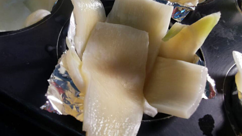 蔬菜鸡肉饼,利用烘焙工具,垫上锡纸,再將茭白铺成花托