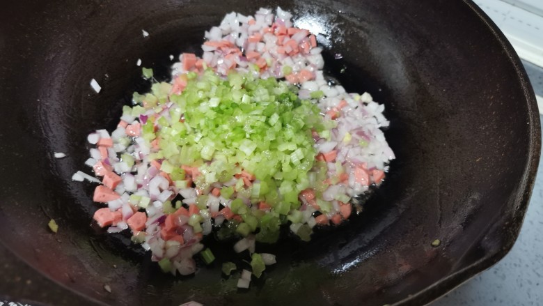 鸡蛋火腿炒饭,倒入芹菜