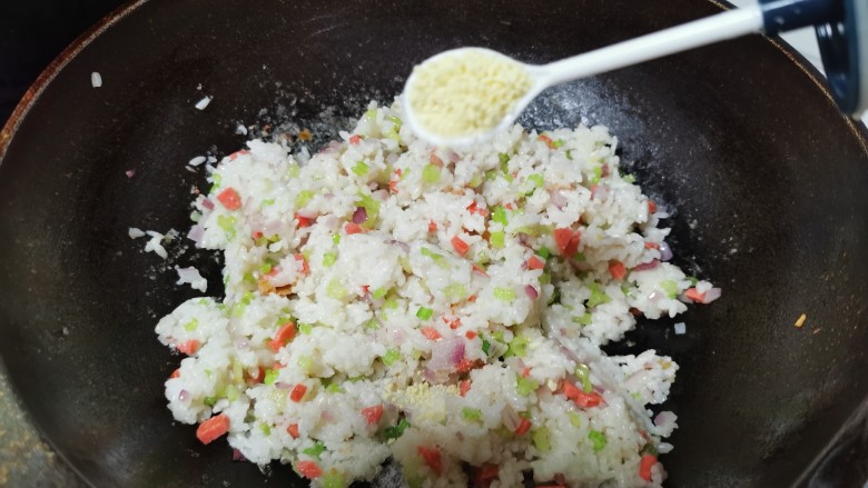 鸡蛋火腿炒饭,<a style='color:red;display:inline-block;' href='/shicai/ 756'>鸡精</a>调味,翻炒均匀