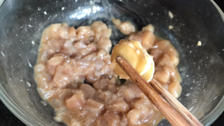 蔬菜鸡肉饼,把腌制好的鸡胸肉里的姜片取出来丢掉