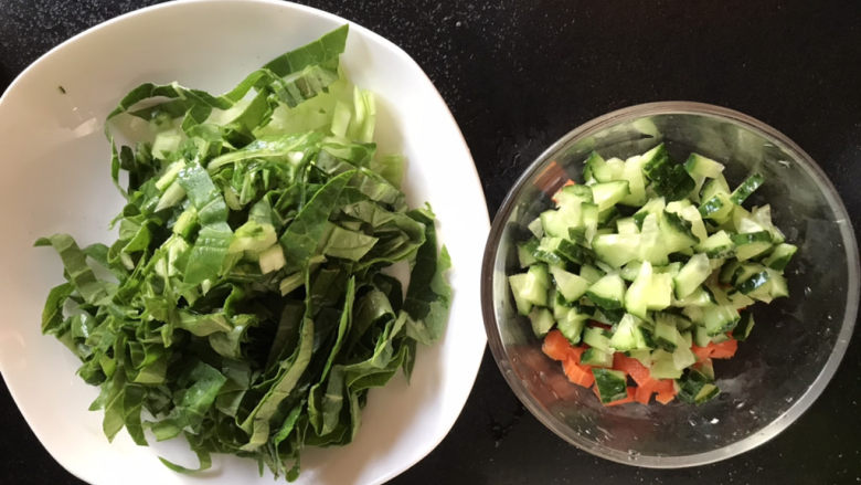 蔬菜鸡肉饼,黄瓜切丁青菜切碎备用