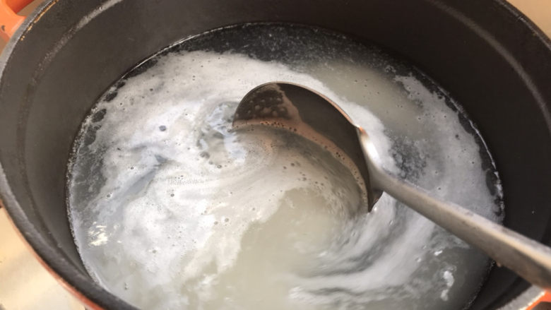 胡萝卜肉末粥,大火煮沸,期间经常搅拌(以免粘锅)
