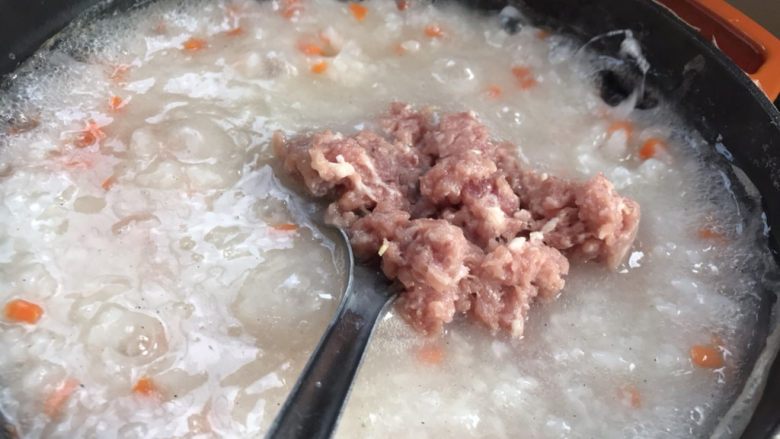 胡萝卜肉末粥,加入瘦肉末，拌匀