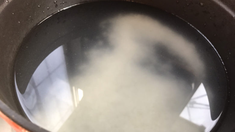 胡萝卜肉末粥,浸泡好的梗米洗净后放入锅中,加入十倍的清水
