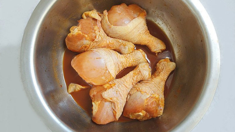 时蔬烤鸡腿,<a style='color:red;display:inline-block;' href='/shicai/ 92'>鸡腿</a>洗净,用叉子扎小孔,加入cook100奥尔良烤肉料拌匀腌制一夜