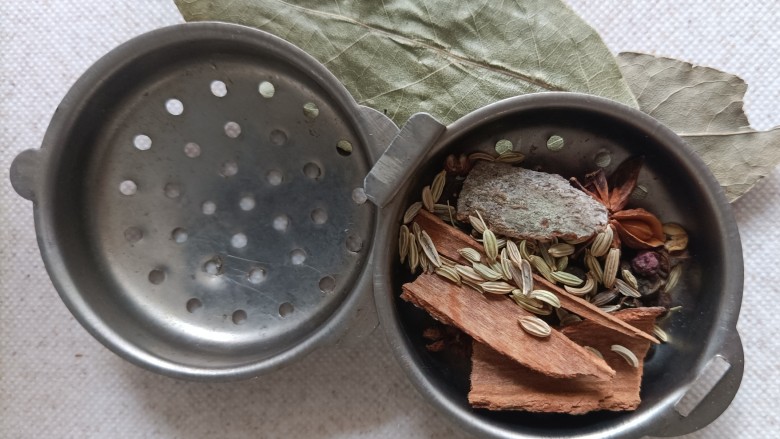 西红柿土豆炖牛肉,把各种炖肉的<a style='color:red;display:inline-block;' href='/shicai/ 3742'>香料</a>放进调料盒里。我这里放的是花椒大料桂皮,香叶茴香。根据自己的口味喜好放就行。市面上卖的炖肉料也可以