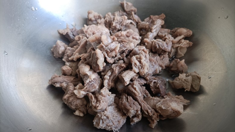 西红柿土豆炖牛肉,另起锅,倒入适量油,放入牛肉炒一会