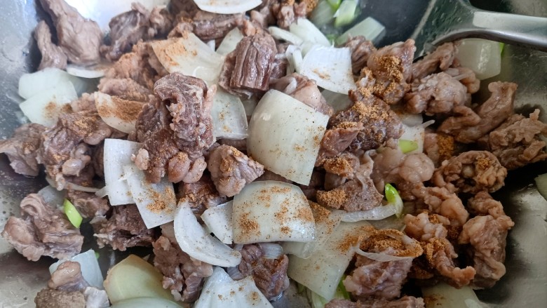西红柿土豆炖牛肉,倒入<a style='color:red;display:inline-block;' href='/shicai/ 829'>十三香</a>,或者五香粉都可以,炒匀