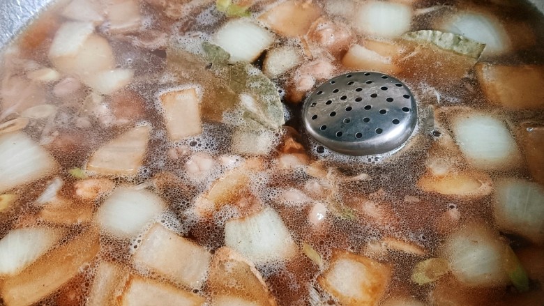西红柿土豆炖牛肉,锅内倒入适量水,可以多倒一些,放入香料盒,大火煮开后转中火炖