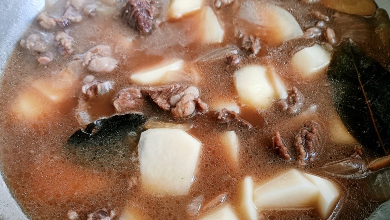 西红柿土豆炖牛肉,中途看汤汁不多了,要不断添水。因为牛肉不容易炖烂,所以多炖一会,我炖了1.5-2个小时。也可以把食材倒入高压锅炖。用筷子能轻易扎透牛肉,再放入土豆炖,放入适量盐。炖肉后放盐可以让肉更快炖熟,也比较省盐,减少摄入盐的量