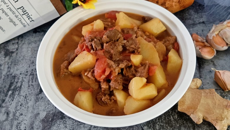 西红柿土豆炖牛肉,这道西红柿土豆炖牛肉就完成了。如果喜欢喝汤,多放点水,多放西红柿,少放牛肉