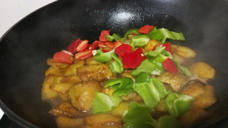 家常地三鲜,继续加入灯椒,彩椒