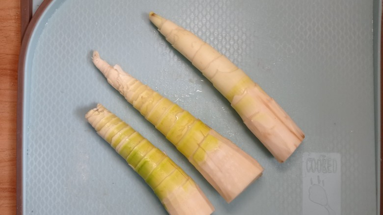 笋尖炒蛋,<a style='color:red;display:inline-block;' href='/shicai/ 2668'>笋</a>剥皮,清洗干净