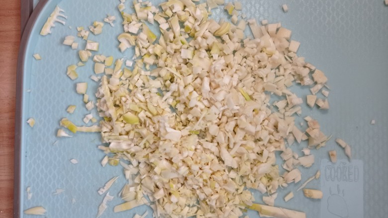 笋尖炒蛋,两个剁成碎末,放入,料理机中打成碎末