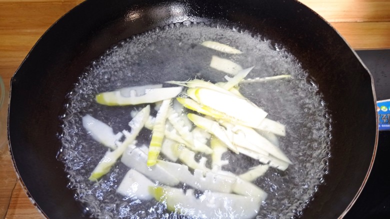 笋尖炒蛋,笋片,水烧开放入少许食用盐焯一下