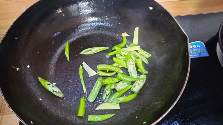 笋尖炒蛋,锅内倒入少许,色拉油