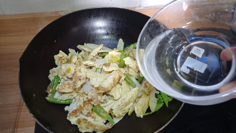 笋尖炒蛋,加半碗清水