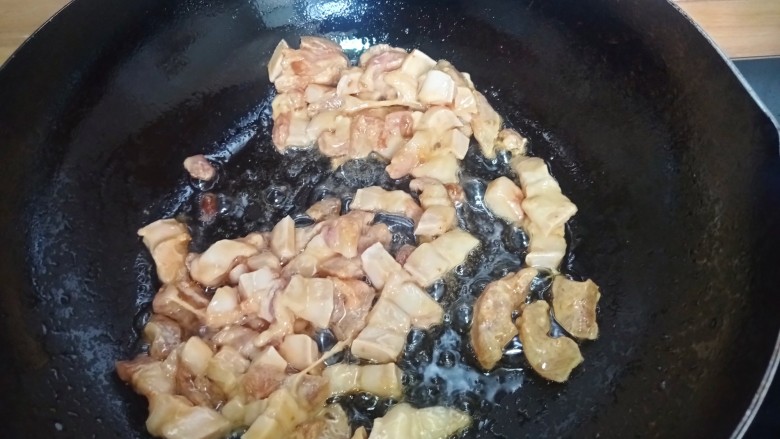 干煸豆腐,锅内留油,倒入五花肉