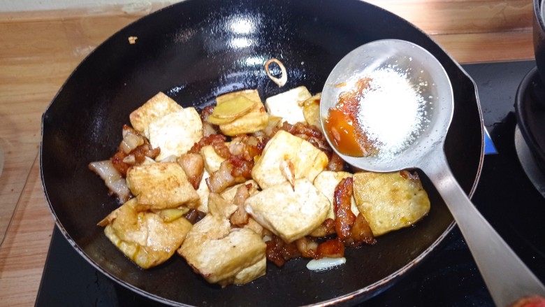 干煸豆腐,加入食用盐<a style='color:red;display:inline-block;' href='/shicai/ 756'>鸡精</a>,调味即可