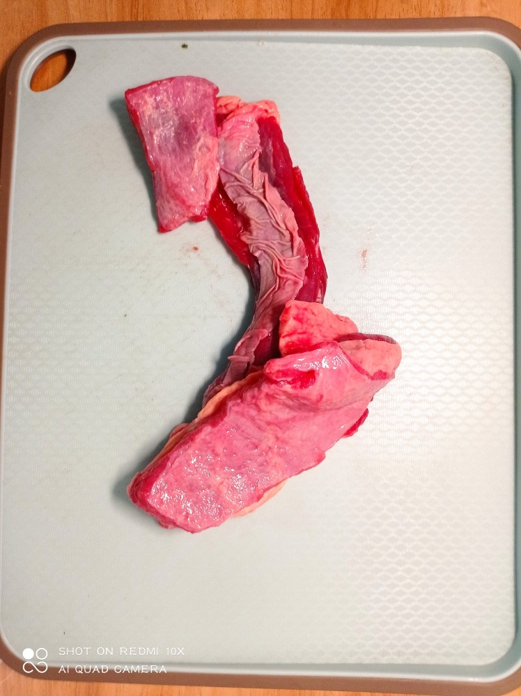 西红柿土豆炖牛肉,<a style='color:red;display:inline-block;' href='/shicai/ 218'>牛腩</a>事先凉水浸泡半小时,去除血水