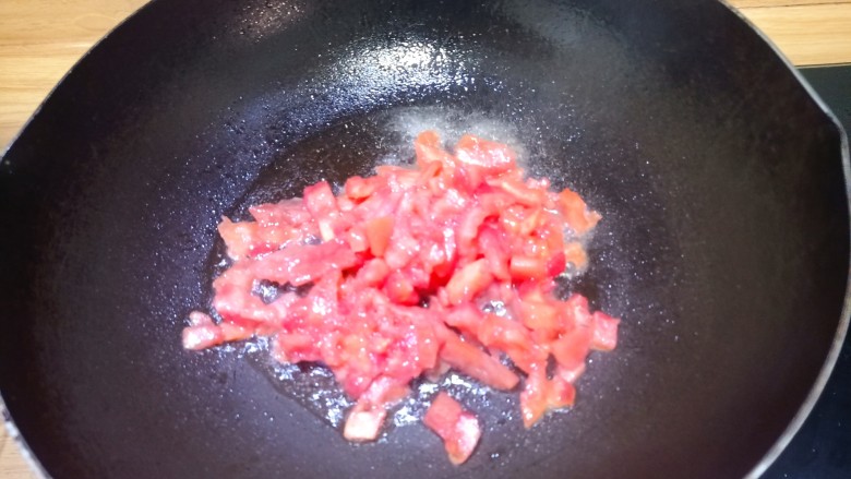 西红柿土豆炖牛肉,倒入西红柿,翻炒