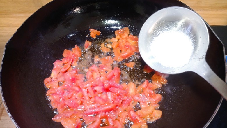 西红柿土豆炖牛肉,加入<a style='color:red;display:inline-block;' href='/shicai/ 3729'><a style='color:red;display:inline-block;' href='/shicai/ 3729'>白糖</a></a>,炒成番茄汁