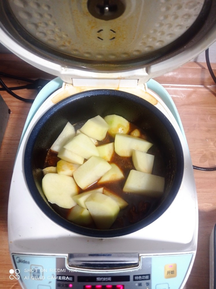 西红柿土豆炖牛肉,快好后倒入土豆,继续闷15分钟