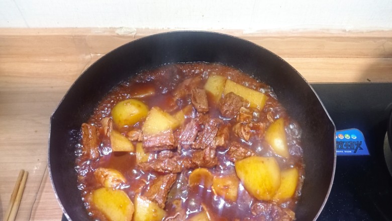 西红柿土豆炖牛肉,倒入锅中,大火收汁