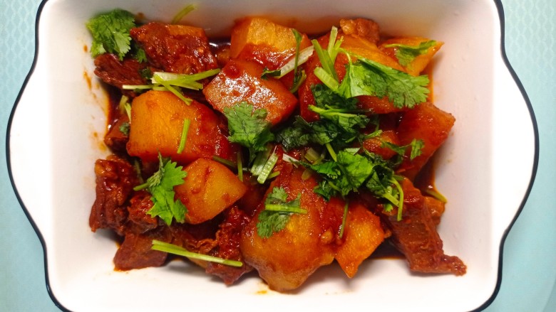 西红柿土豆炖牛肉,撒上<a style='color:red;display:inline-block;' href='/shicai/ 131'>香菜</a>,西红柿土豆炖牛肉就做好了😄😄😄