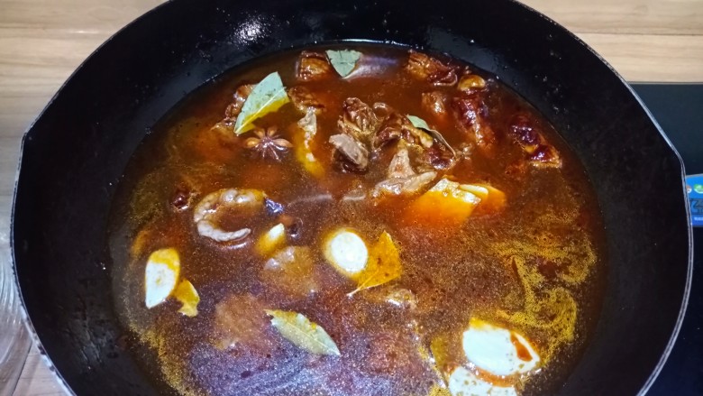 西红柿土豆炖牛肉,加入清水,没过牛肉