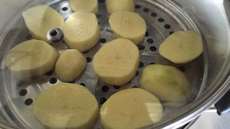 家常土豆饼,放到蒸锅里,蒸熟,