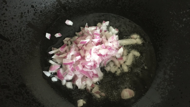 家常土豆饼,炒锅里放适量的油,倒入洋葱。