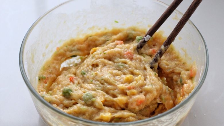 蔬菜鸡肉饼,用筷子顺时针搅拌至肉糜上劲,搅拌好后应该是粘稠的起胶状态。